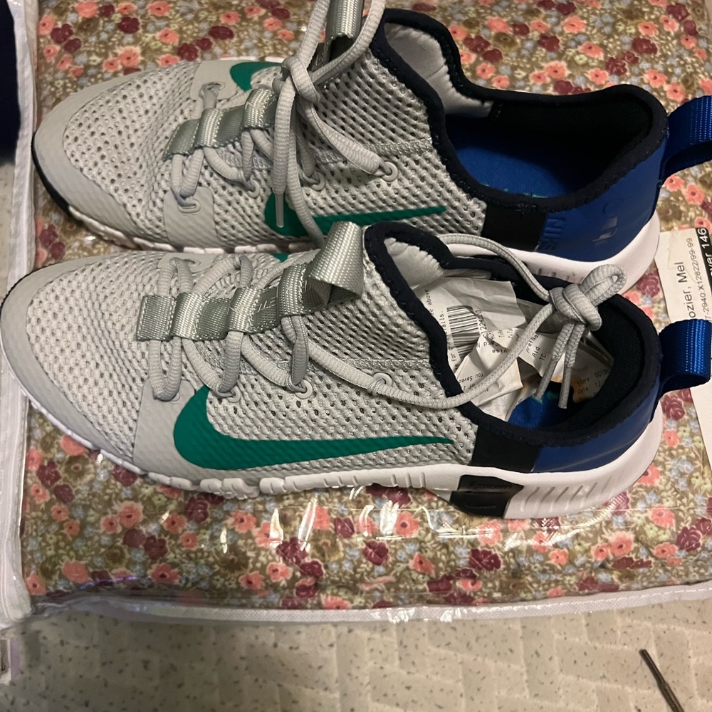 Mens New Metcon 4 size 13 gray and green stripe